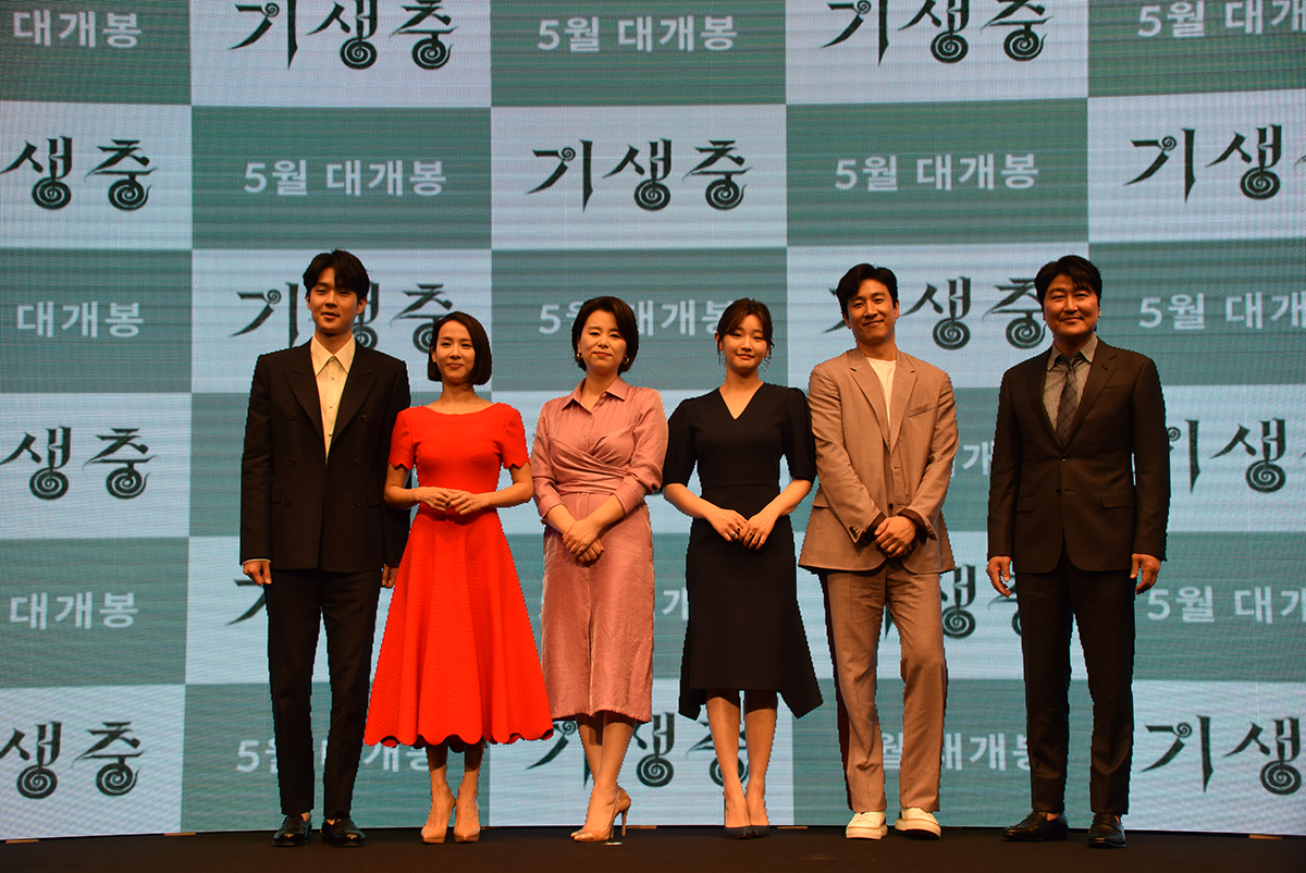 From left to right: Choi Woo-shik, Cho Yeo-jeong, Lee Jung-eun, Park So-dam, Lee Sun-kyun and Song Kang-ho.