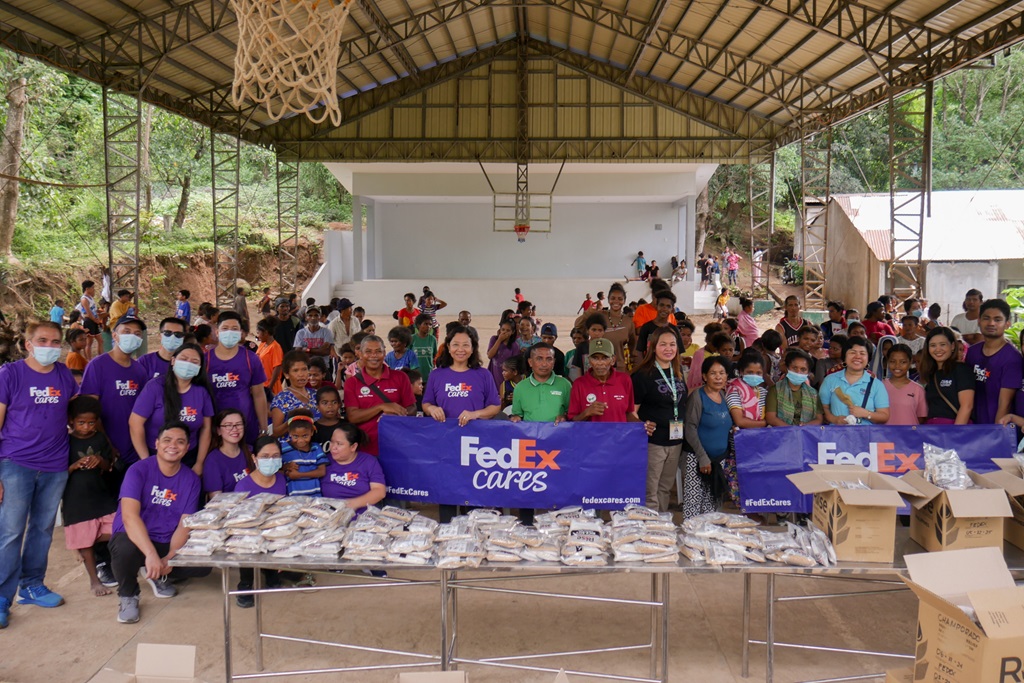 FedEx Cares and Rise Against Hunger team up with the Porac Municipal Welfare Social Development officials.