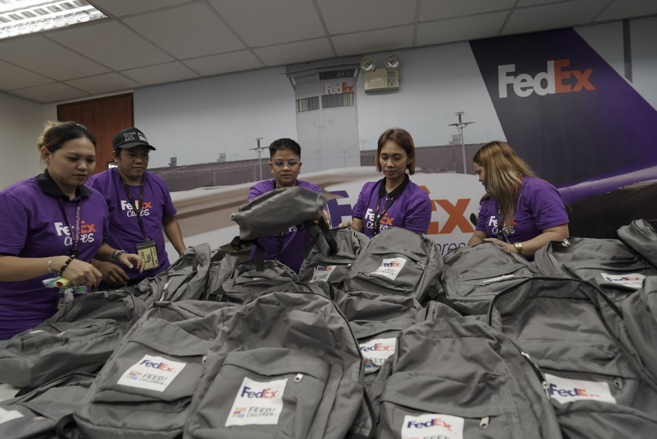 FedEx volunteers with Feed the Children.