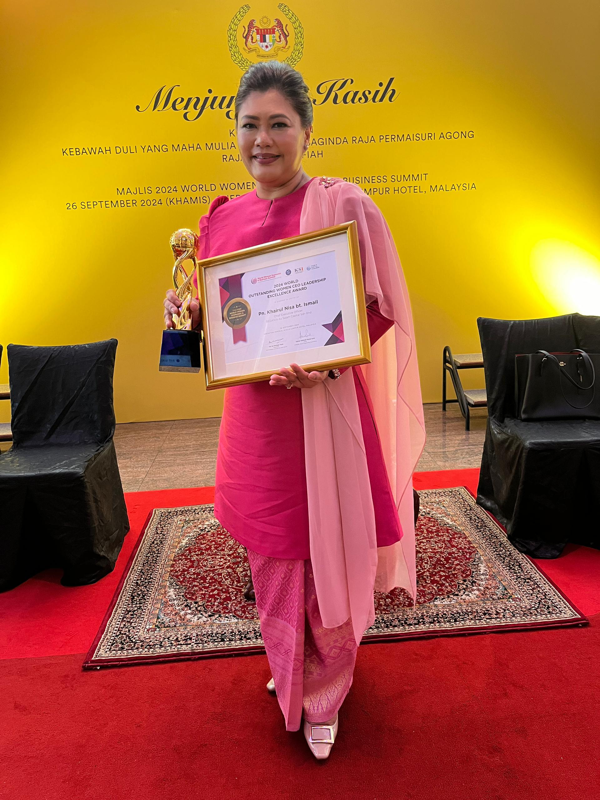 Khairul Nisa Ismail holding a certificate. 