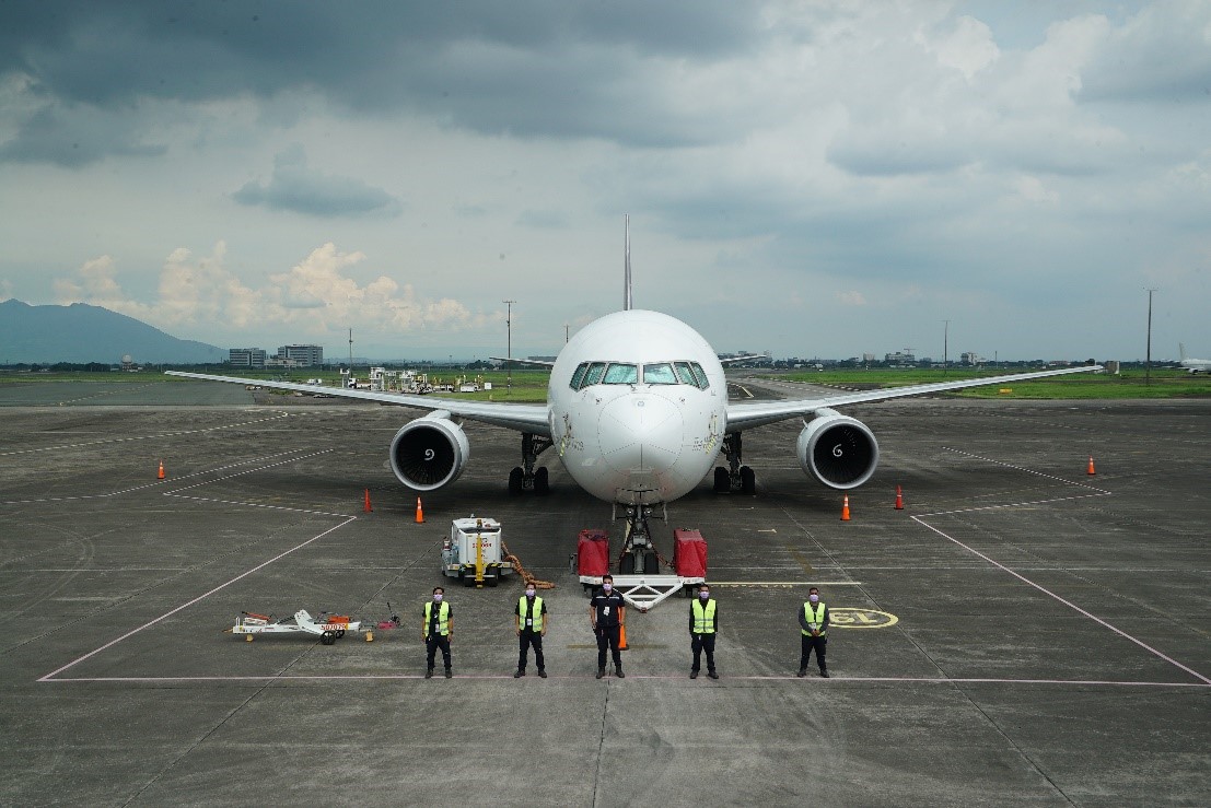 FedEx aircraft with its crew.