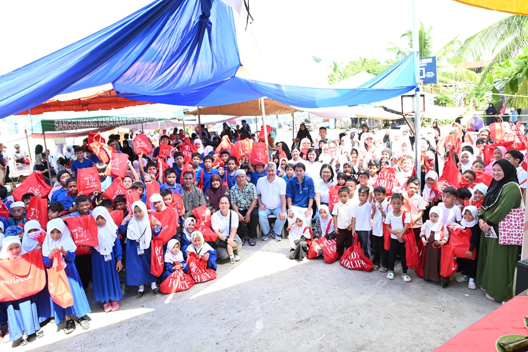 PRU volunteer employees and agents happily engaged with over 450 students and teachers of the Muslim Filipino community in Davao. 