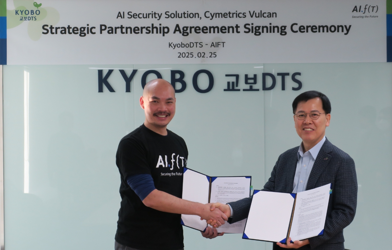 Alex Leung, Co-founder of AIFT (left) and Changgi Kwon, CEO of Kyobo DTS (right)