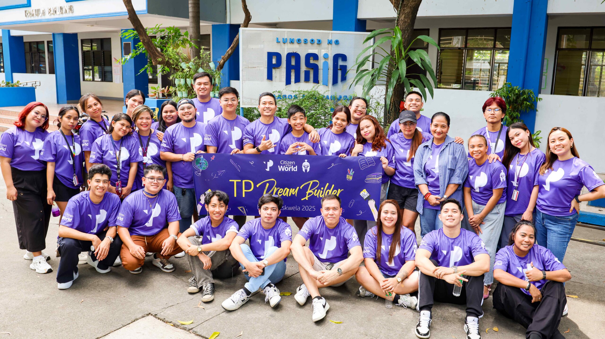 A group photo of TP Dreambuilder volunteers led by TP in the Philippines Vice President of Operations Marick Miraflor.