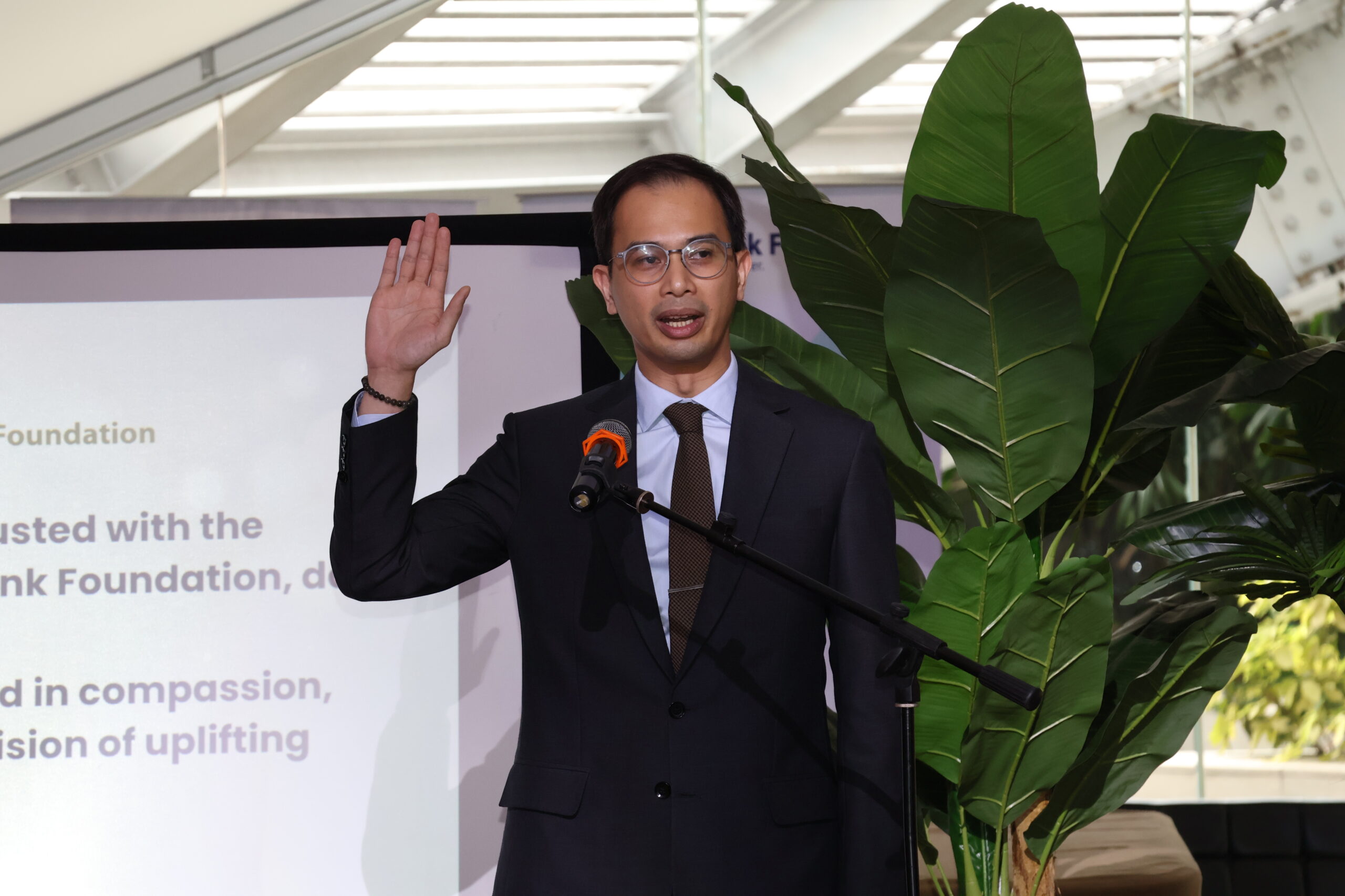 Incoming MBFI President and GTFI Executive Director Philip Francisco U. Dy takes his oath of office, formally assuming his new role of leading both foundations.