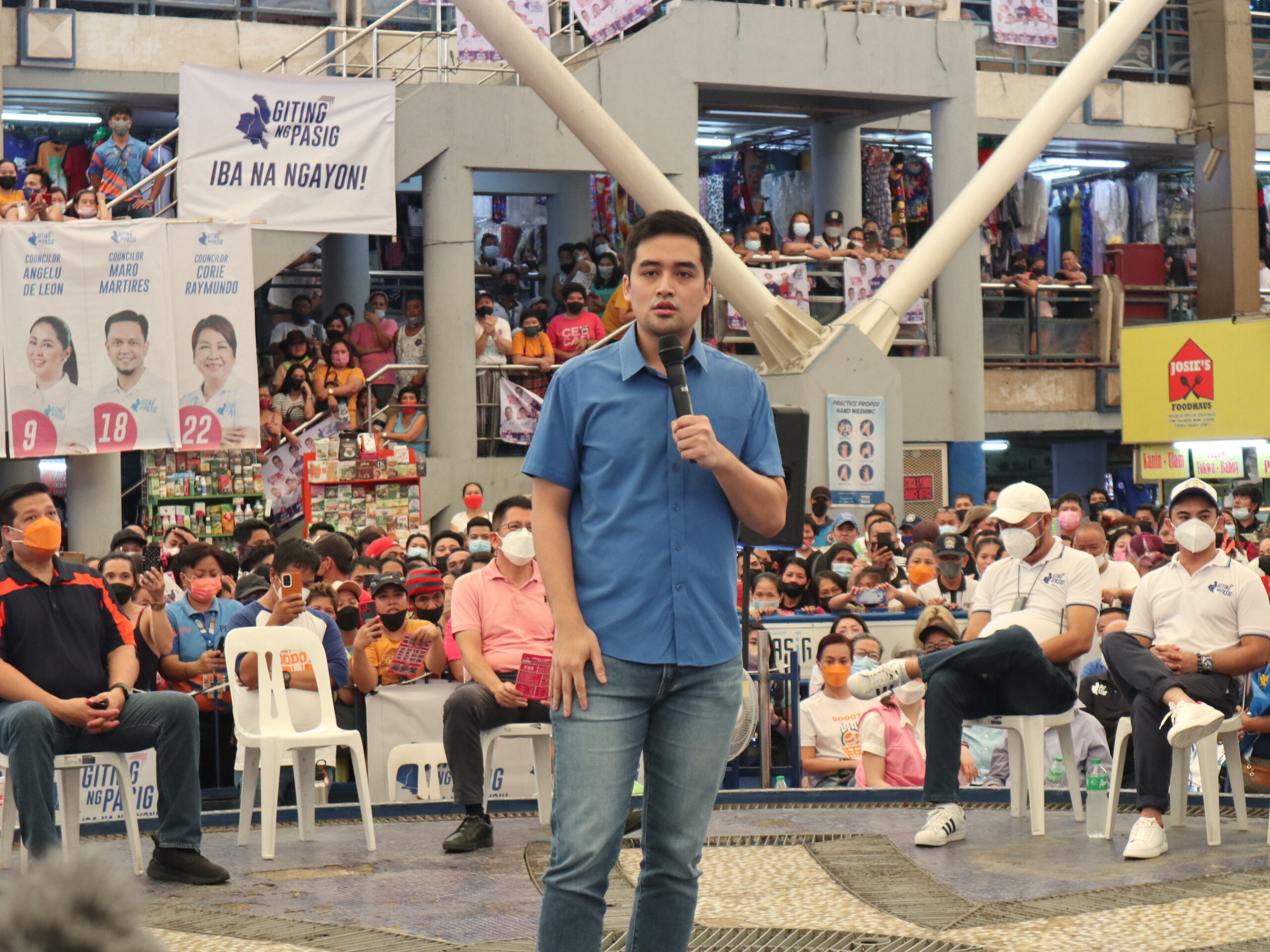 Vico Sotto speaking to his election campaign supporters at Pasig City Megamarket